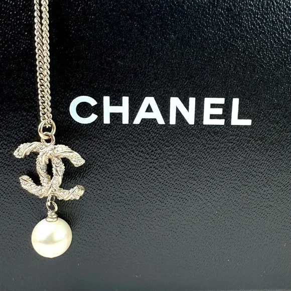 Chanel Gold and Pearl Pendant Necklace - Picture 2 of 12